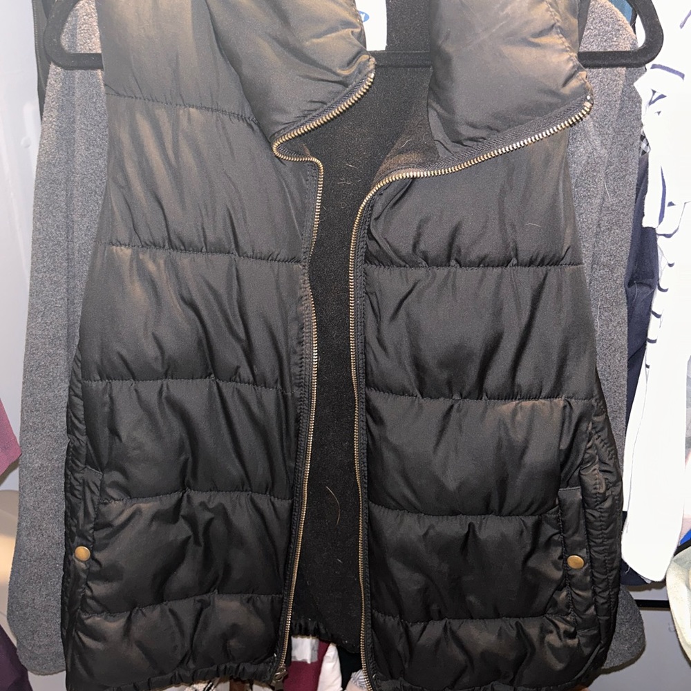 Old Navy black vest, size M!